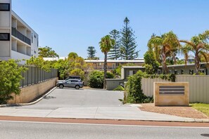 Property grounds - Cosy 2BR in Scarborough w/ Pool! (Scarborough)