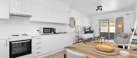 Jääkaappi, mikroaaltouuni, uuni, liesi