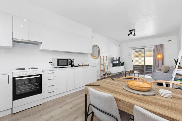 Geladeira, micro-ondas, fogão, cooktop