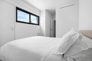 4 bedrooms, iron/ironing board, Internet, bed sheets