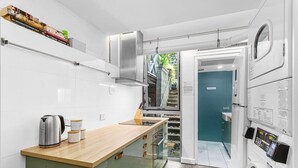 Coffee/tea maker, highchair, cookware/dishes/utensils - Nest on Newcastle – E4 (Perth)