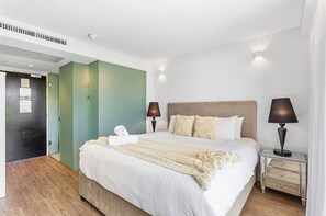 1 bedroom, desk, iron/ironing board, travel cot - Nest on Newcastle – N5 (Perth)