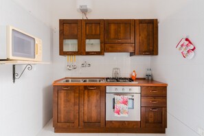 Refrigerador, cafetera y tetera y utensilios de cocina 
