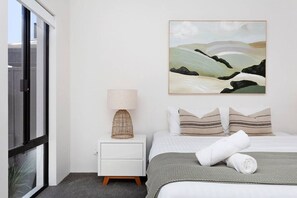 2 habitaciones, escritorio, tabla de planchar con plancha y wifi gratis