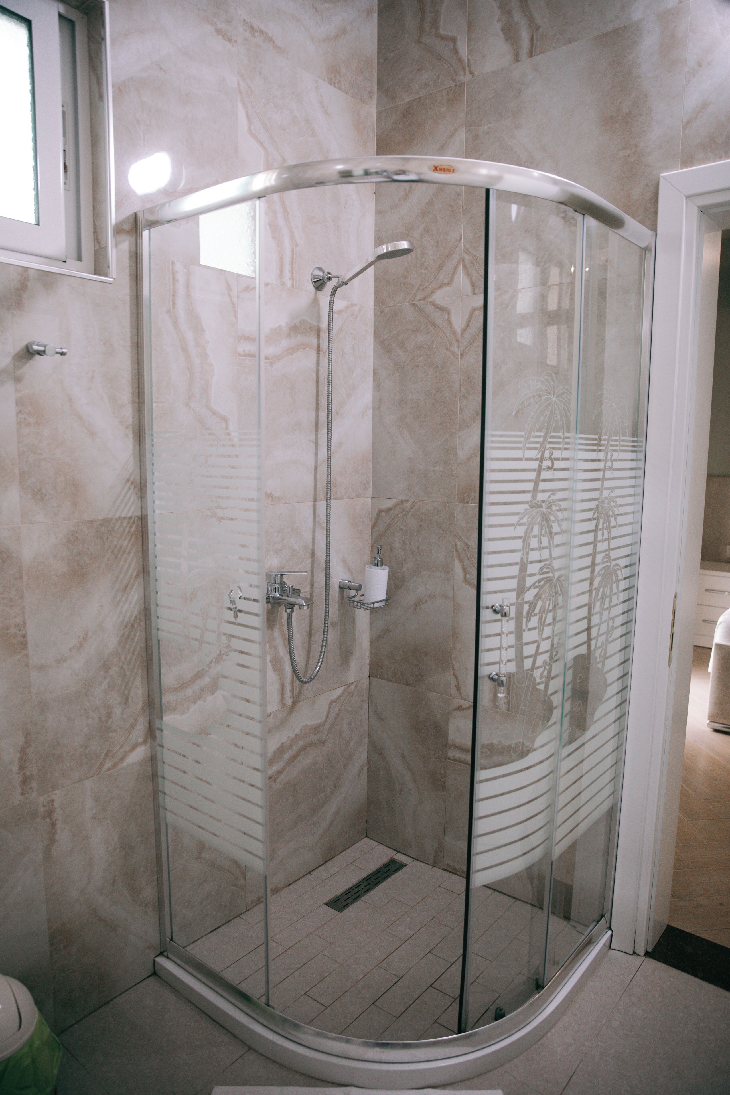 Habitació triple estàndard | Bany | Assecador de cabells, sabatilles, bidet i tovalloles 