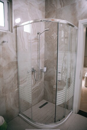 Habitación triple estándar | Baño | Secador de pelo, zapatillas, bidé y toallas
