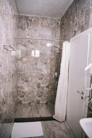 Asciugacapelli, bidet, asciugamani, sapone