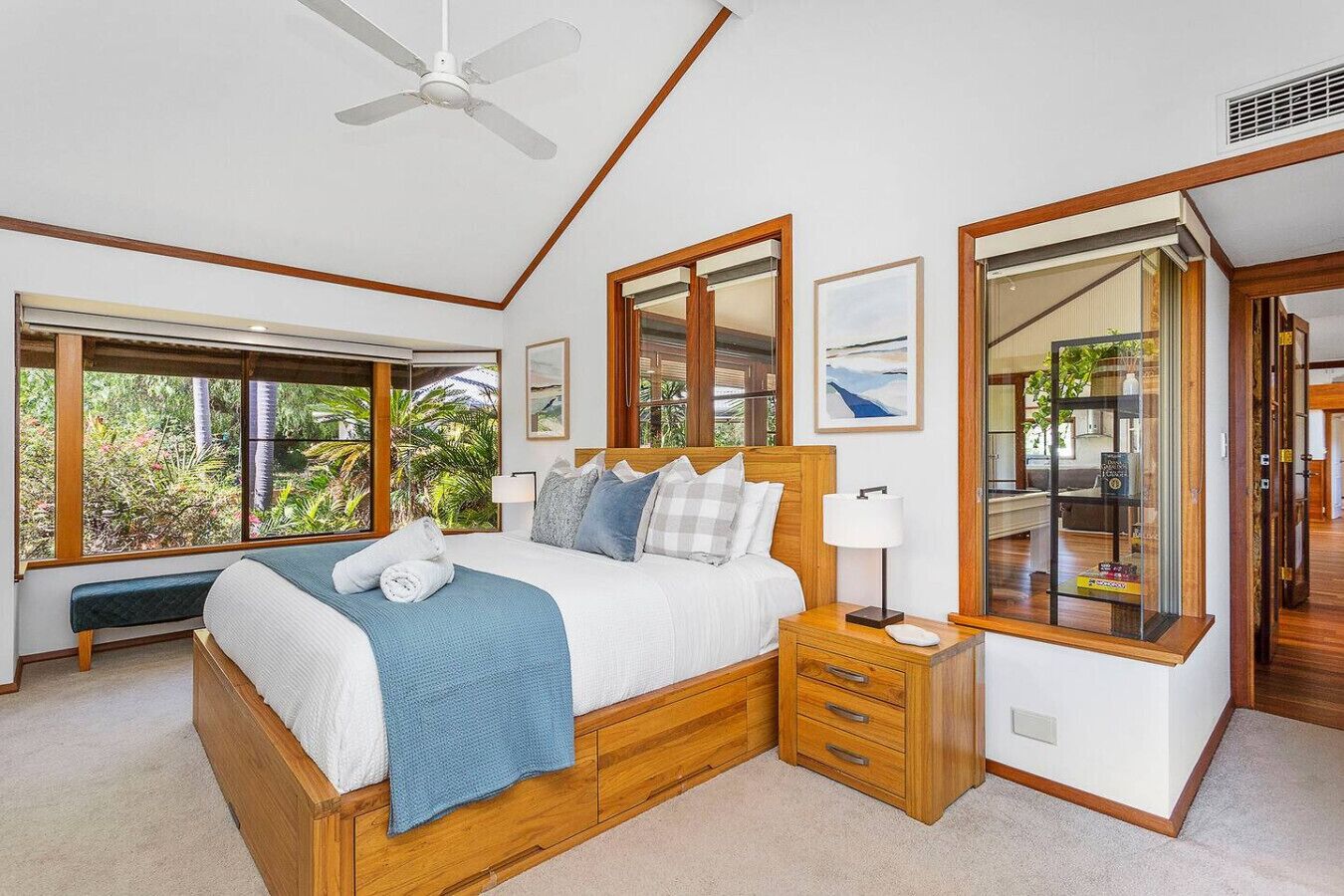 5 habitaciones, escritorio y tabla de planchar con plancha 