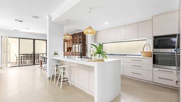 Fridge, oven, stovetop, dishwasher