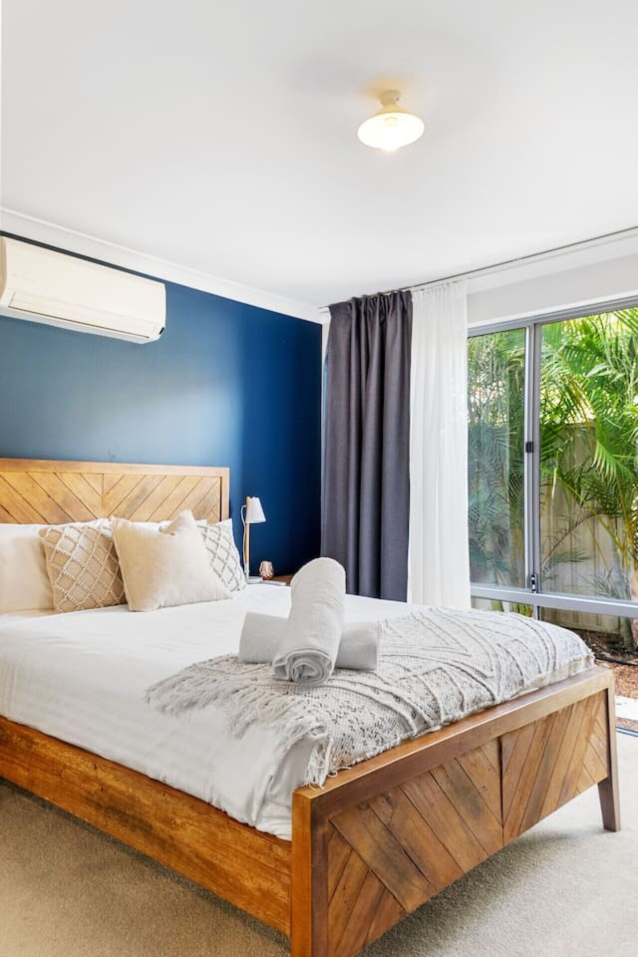 5 bedrooms, desk, WiFi