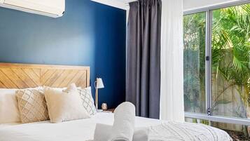 5 bedrooms, desk, WiFi