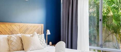 5 bedrooms, desk, WiFi