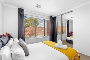 5 bedrooms, desk, WiFi