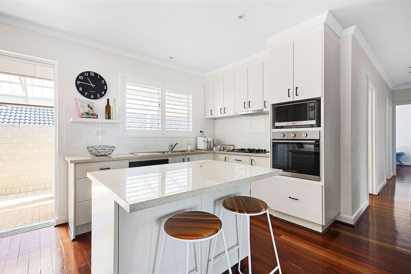 Frigorifero, tavolo da pranzo