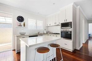 Een koelkast, een eettafel