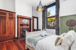 3 bedrooms, desk, WiFi, bed sheets