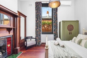 3 bedrooms, desk, WiFi, bed sheets