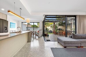 Una televisión, libros