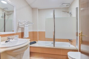 Chuveiro, secador de cabelo, toalhas de banho