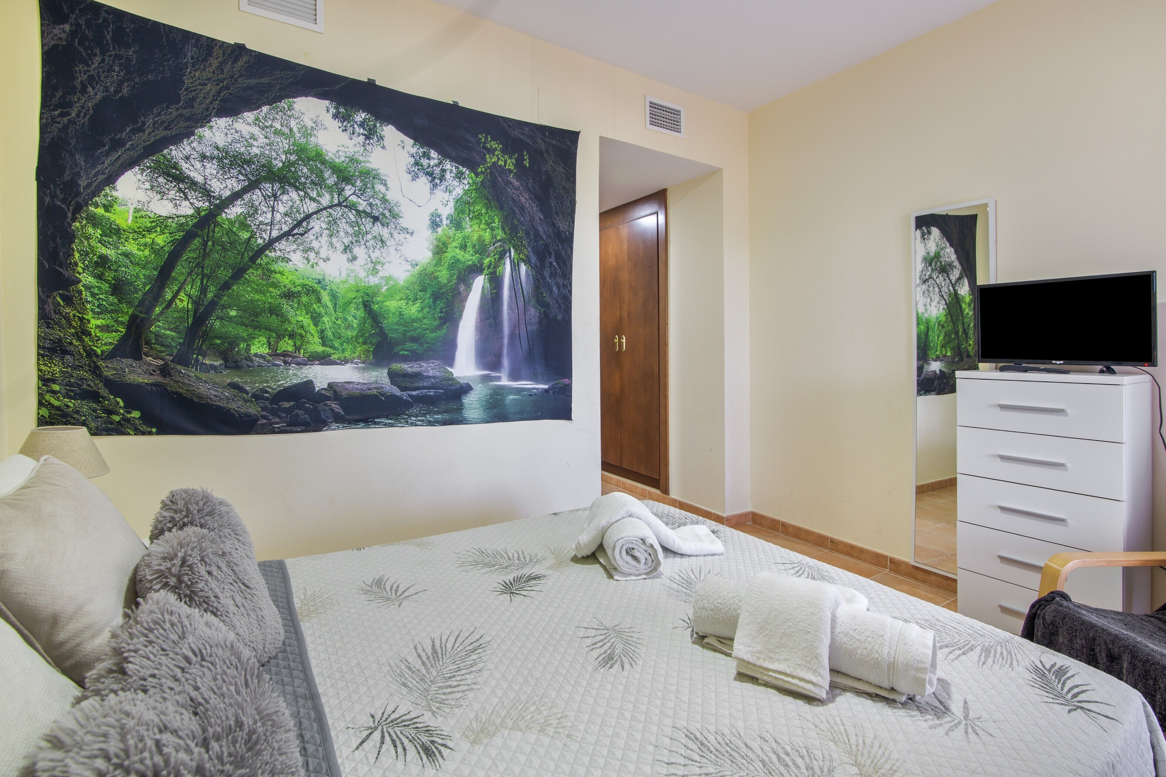 2 bedrooms, iron/ironing board, WiFi, bed sheets