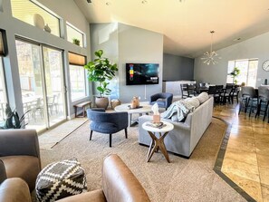 Smart-TV, Videospiele, Bücher, Arbeitsbereiche