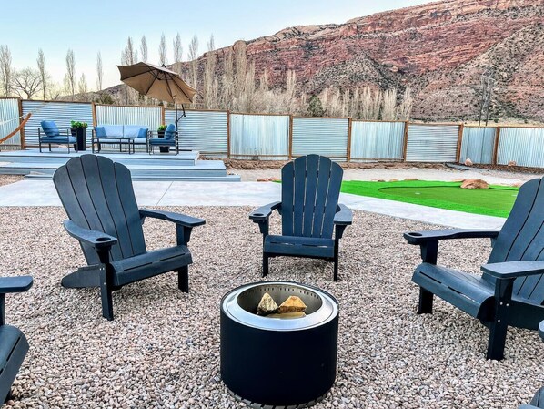 Terrace/patio - MtnViews–Hot tub-Mini Golf–Bocce–Pool Table–3000sf (Moab)