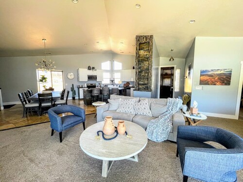 MtnViews–Hot tub-Mini Golf–Bocce–Pool Table–3000sf