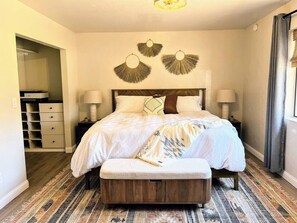 4 bedrooms, desk, WiFi