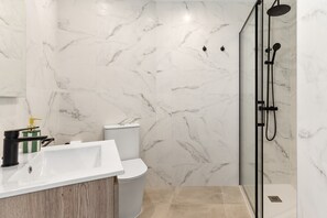 Dusj, hårføner og håndklær