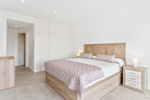 1 dormitorio, tabla de planchar con plancha, wifi y ropa de cama