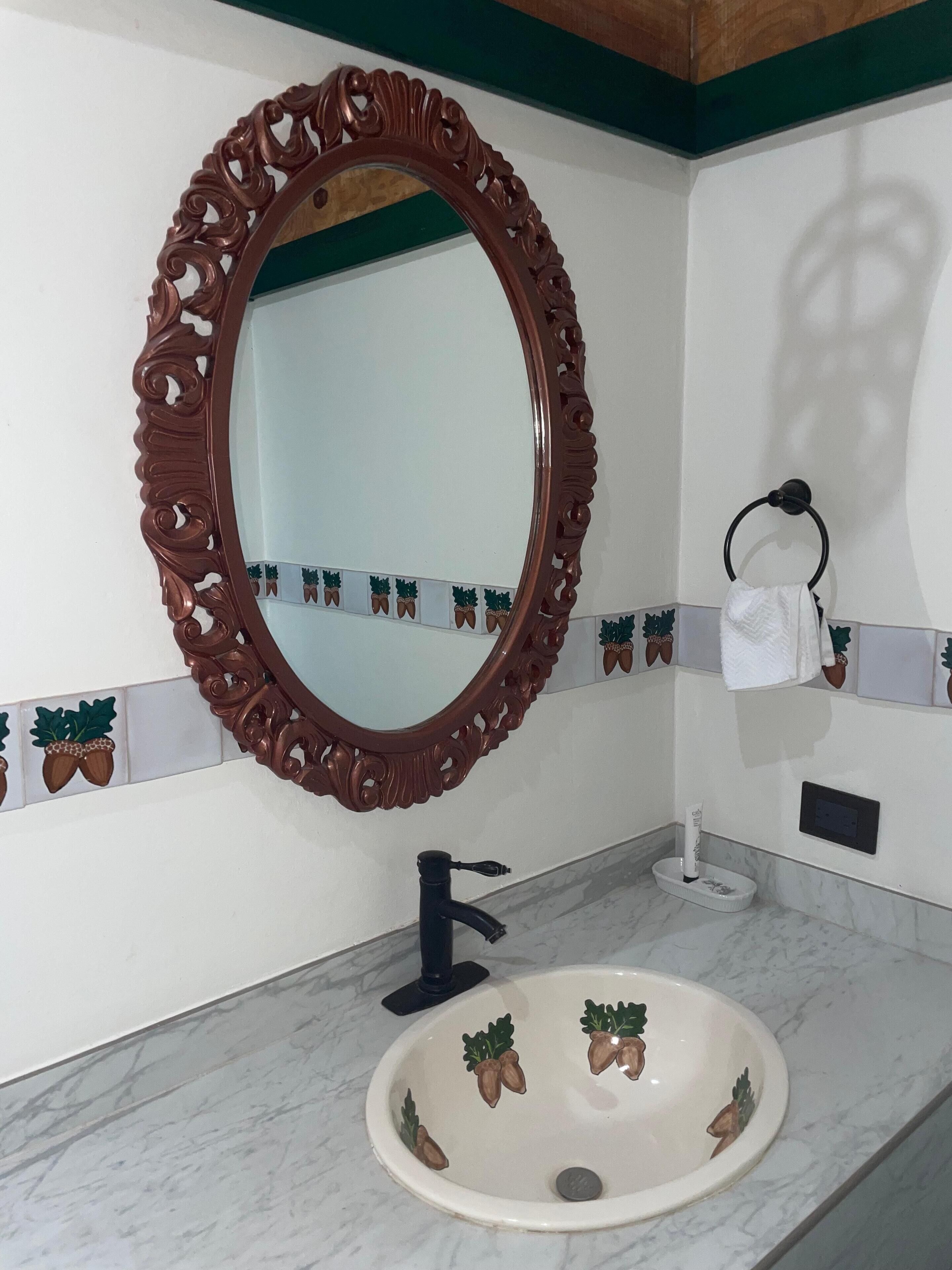 Deluxe-huone, 1 suuri parisänky, näköala puutarhaan | Kylpyhuone | Suihku, hiustenkuivaaja, pyyhkeet