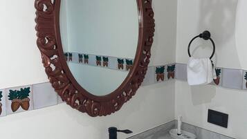 Deluxe-huone, 1 suuri parisänky, näköala puutarhaan | Kylpyhuone | Suihku, hiustenkuivaaja, pyyhkeet