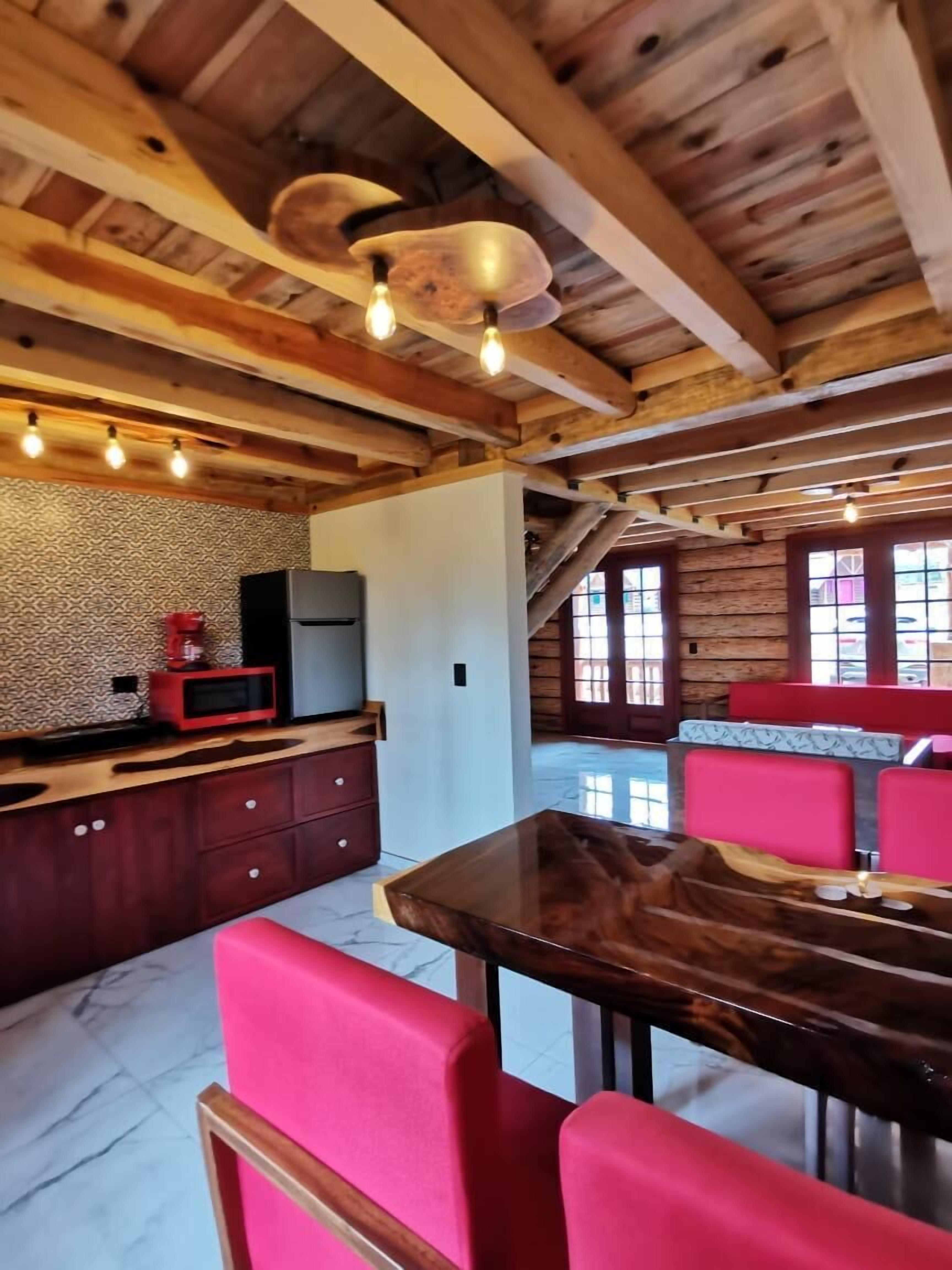 デラックス スイート バルコニー ガーデンビュー | 専用キッチン | コーヒー / ティーメーカー