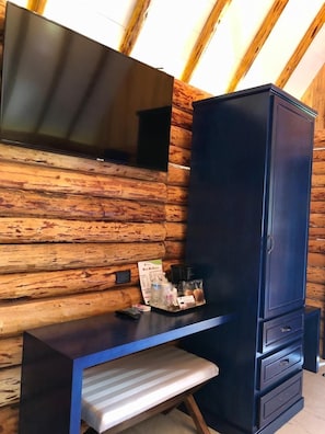 Comfort-Zweibettzimmer, Blick auf den Innenhof | Schreibtisch, laptopgeeigneter Arbeitsplatz, kostenloses WLAN