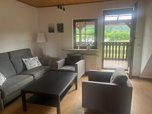 TV connectée, table de tennis de table, livres