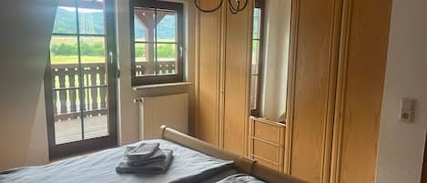 3 bedrooms, travel cot, free WiFi, bed sheets