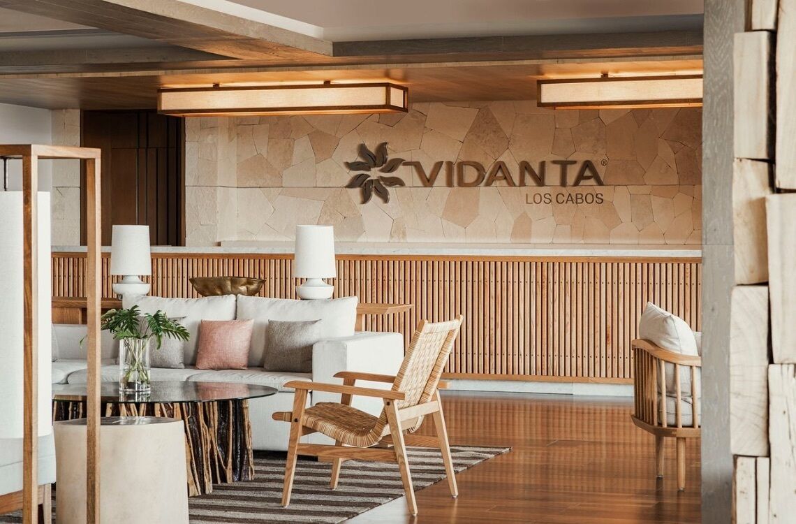 Un interior moderno con una recepción, un sofá y un sillón.