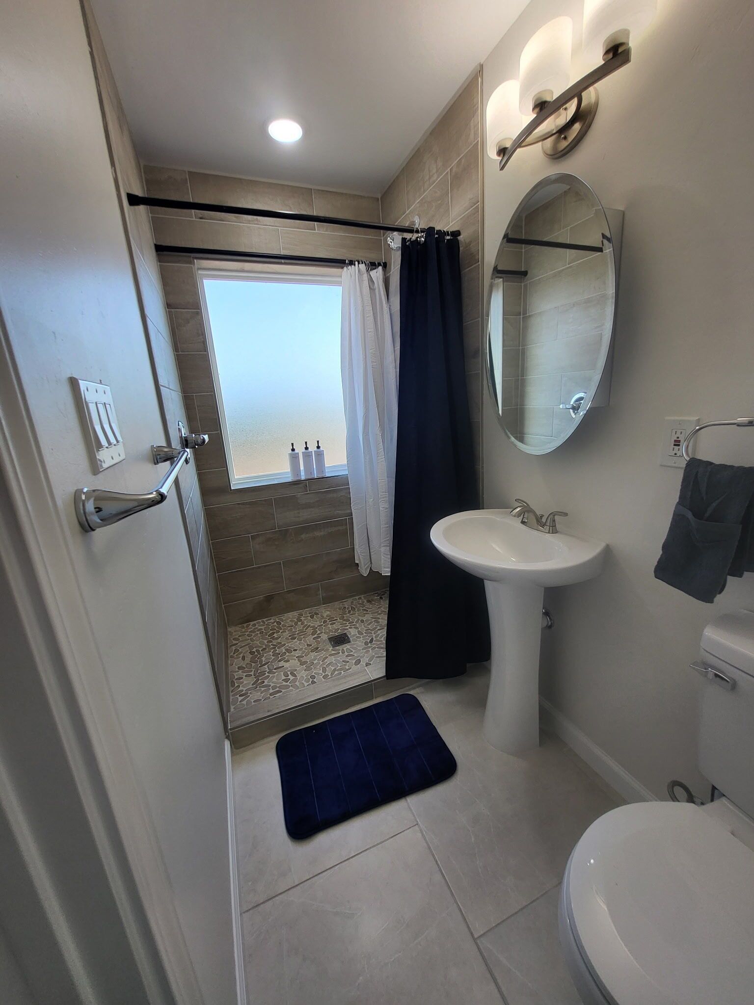 Douche, serviettes fournies, savon, papier toilette