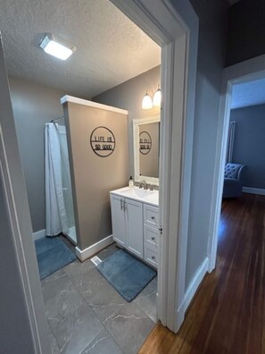 Hair dryer, towels - Bring the whole family to this great place with lots of room for fun (Bedford)