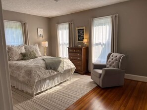 4 bedrooms, iron/ironing board, travel cot, free WiFi - Bring the whole family to this great place with lots of room for fun (Bedford)