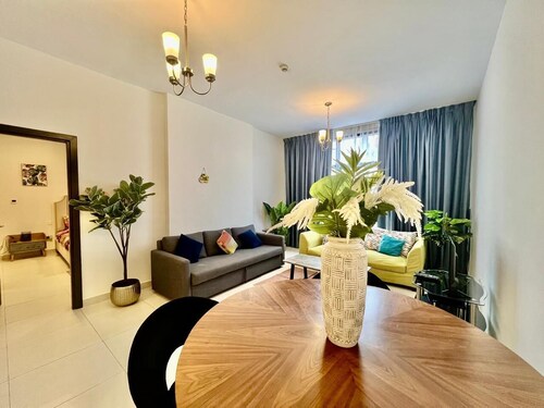 Sleep 5  1-bedroom apartment in amazing with private parking Pool & gym