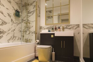 Buồng tắm vòi sen, máy sấy tóc, khăn tắm