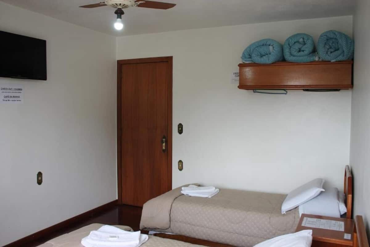 Deluxe Quadruple Room, Air conditioning | Desk, soundproofing, free WiFi