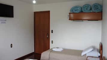 Quarto quádruplo luxo, ar-condicionado | Escrivaninha, Wi-Fi de cortesia