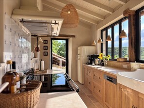 Microwave, oven, stovetop, dishwasher - 15th-Century farmhouse in the hills of Occitanie (Lauzerte)