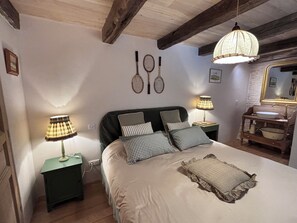 4 bedrooms, iron/ironing board, WiFi, bed sheets - 15th-Century farmhouse in the hills of Occitanie (Lauzerte)