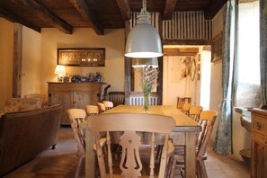 Dining - 15th-Century farmhouse in the hills of Occitanie (Lauzerte)