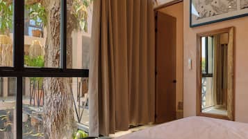 Suite Deluxe, 1 cama King size, vista a la alberca | Minibar y caja de seguridad en la habitación