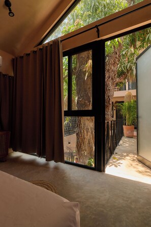 Suite – deluxe, 1 kingsize-seng, bassengutsikt | Minibar, safe på rommet, strykejern/-brett og wi-fi (inkludert)