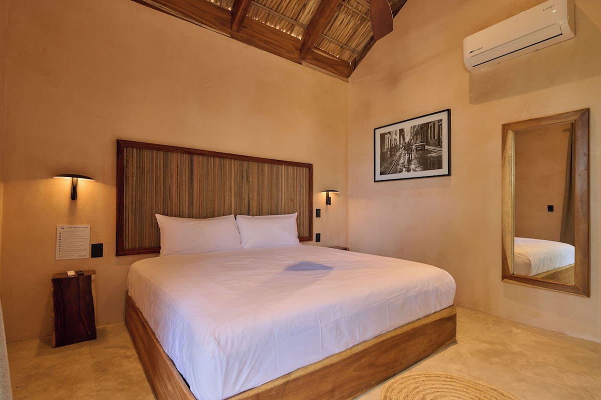 Comfort Suite, 1 King Bed | Minibar, in-room safe, iron/ironing board, free WiFi